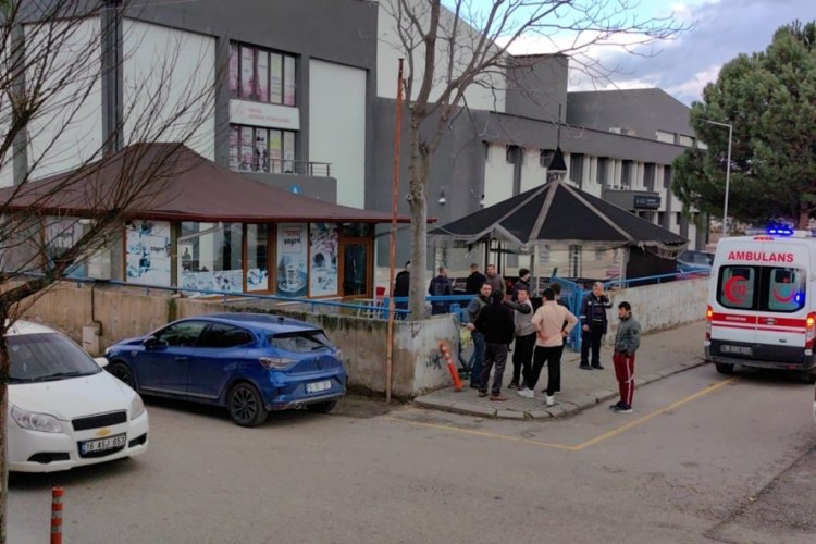 Bursa'da tadilat yapan adam &ccedil;atıdan d&uuml;şt&uuml;