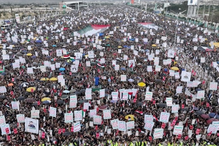 Yemen'de ABD ve İngiltere'yi protesto amacıyla geniş katılımlı g&ouml;steriler d&uuml;zenlendi