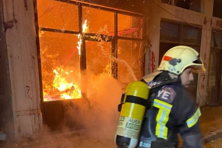 Hatay'da alev alev yanan işyeri kullanılmaz hale geldi