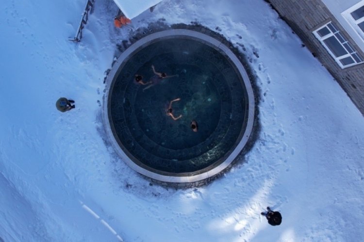 Uludağ'da karların ortasında hamam keyfi!
