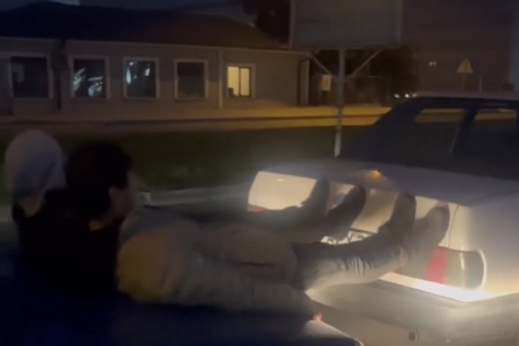 Bursa'da arızalanan otomobili ayaklarıyla iterek kurtardılar