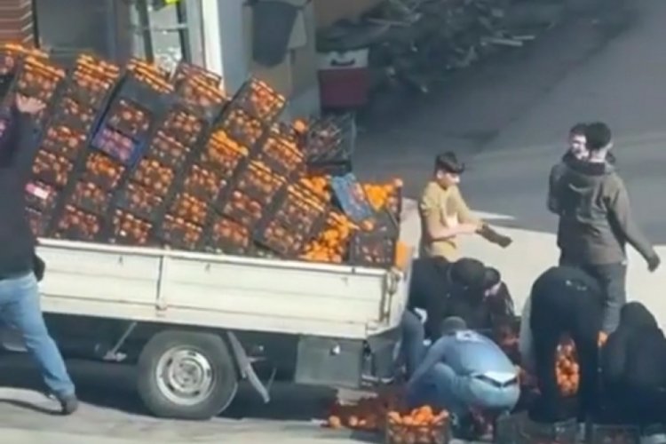 Bursa'da kamyonetten d&ouml;k&uuml;len mandalinalar i&ccedil;in herkes seferber oldu