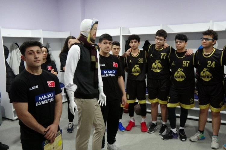 Ma&ccedil;a giremeyen antren&ouml;rden oyuncularına cansız mankenli motivasyon