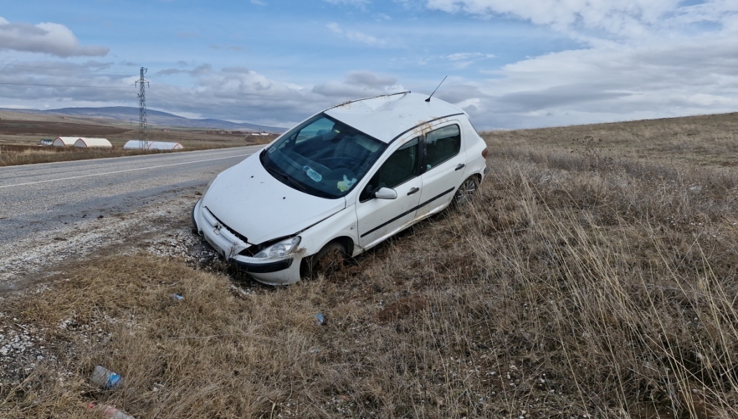&Ccedil;orum'da kontrolden &ccedil;ıkan otomobil takla attı: 3 yaralı