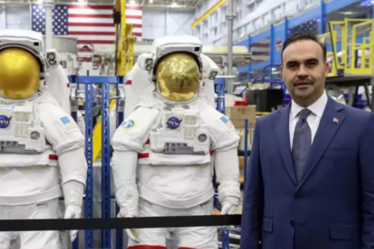 Bakan Kacır NASA'nın uzay merkezini ziyaret etti
