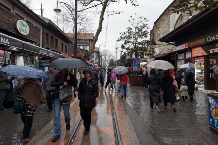 Bursa sokakları yağmura rağmen doldu taştı&nbsp;
