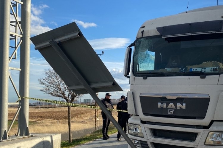 Konya'da başına levha &ccedil;arpan tır s&uuml;r&uuml;c&uuml;s&uuml; hayatını kaybetti