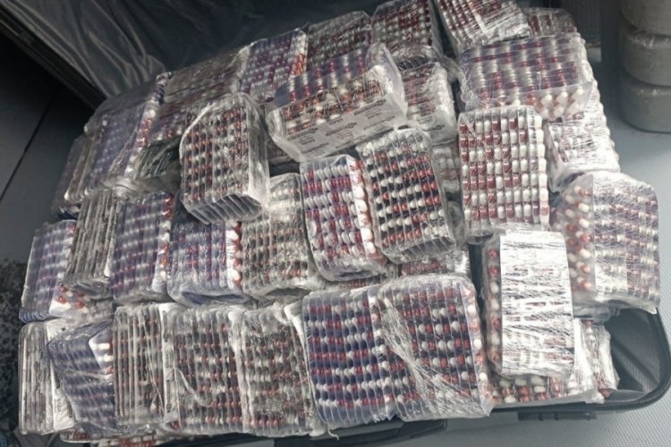 Samsun'da yolcu otob&uuml;s&uuml;ndeki valizlerde 34 bin 650 adet sentetik ecza ele ge&ccedil;irildi