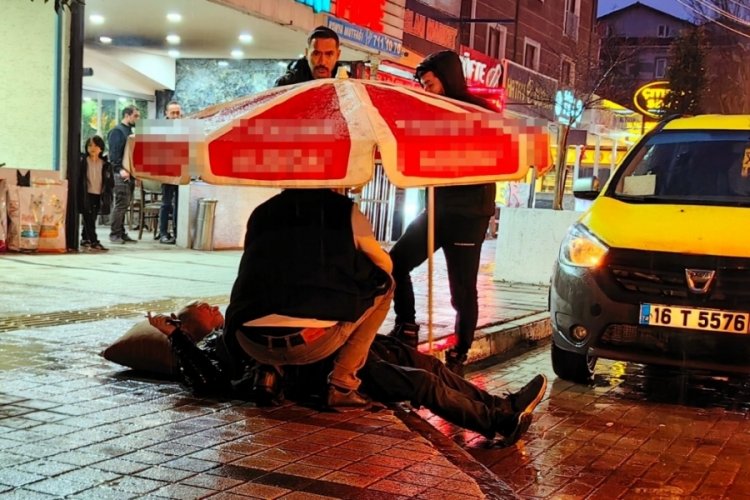 Bursa'da otomobilin &ccedil;arptığı yayayı yağmurdan korumak i&ccedil;in şemsiye tuttu