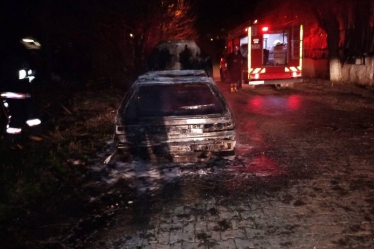 Edirne'de park halindeki otomobil alev alev yandı