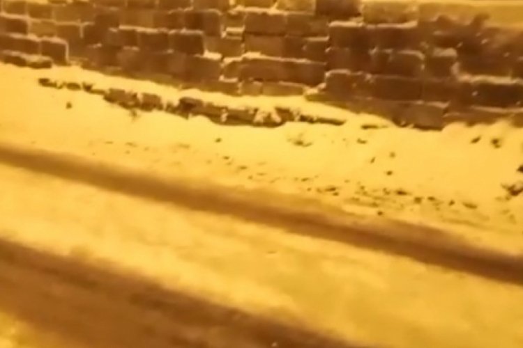 Edirne Uzunk&ouml;pr&uuml;'de kar yağışı il&ccedil;eyi beyaza b&uuml;r&uuml;d&uuml;