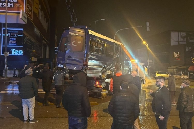 Ankara'da otomobilin &ccedil;arptığı dolmuş devrildi: &Ccedil;ok sayıda yaralı var