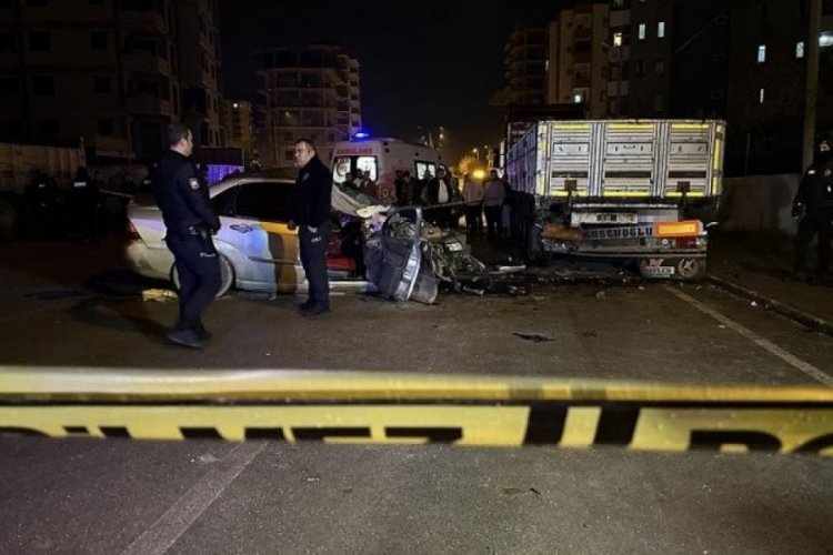 Adana'da otomobil park halindeki tıra &ccedil;arptı: 2 &ouml;l&uuml;