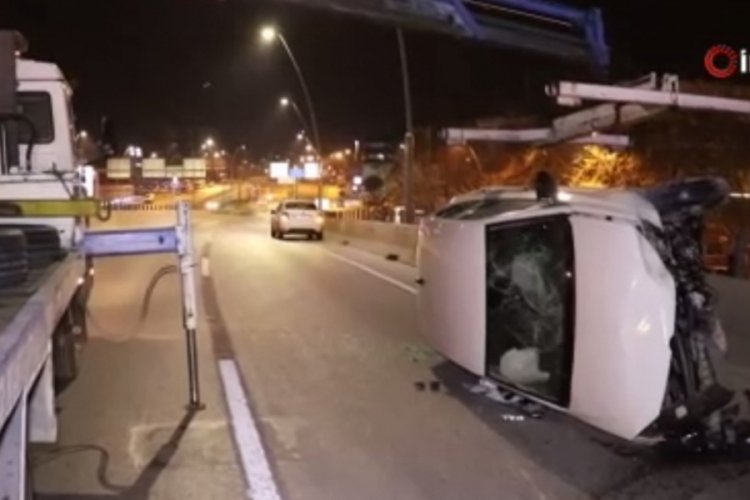 Alkoll&uuml; s&uuml;r&uuml;c&uuml; beton bariyere &ccedil;arptı, ara&ccedil; 50 metre savruldu