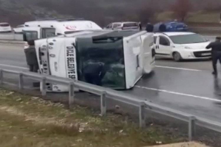 Futbolcuları taşıyan ara&ccedil; devrildi: Yaralılar var