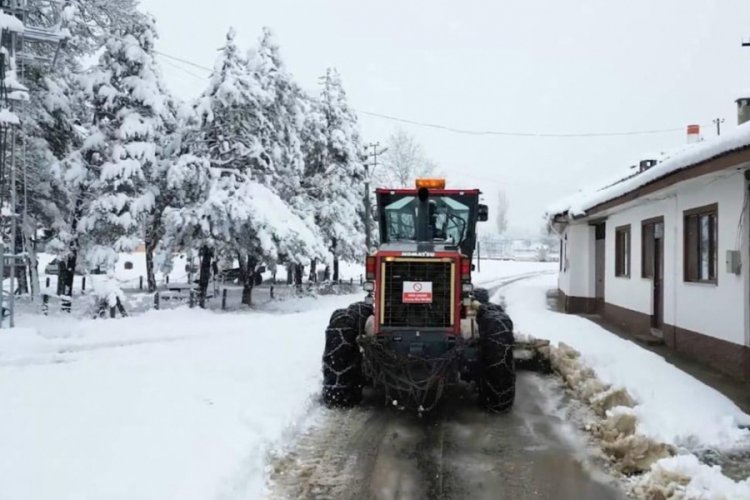 Bilecik'te kar yağışı; 24 k&ouml;y&uuml;n yolu kapandı
