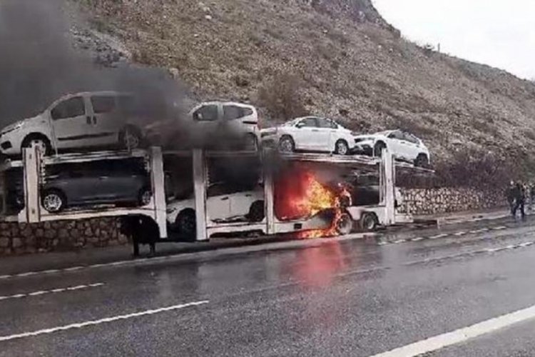 Mersin'de korku dolu anlar: TIR'ın dorsesindeki sıfır otomobiller yandı