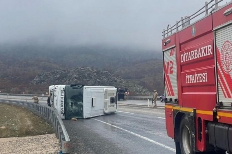 Diyarbakır'da futbolcuları taşıyan otob&uuml;s kaza yaptı: 1'i ağır 10 futbolcu yaralandı