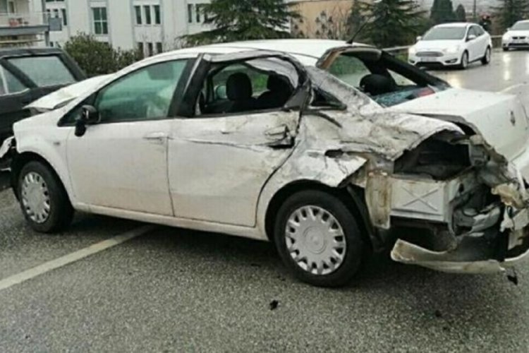 Manisa'da takla atıp karşı şeride ge&ccedil;en kamyonet iki otomobile &ccedil;arptı