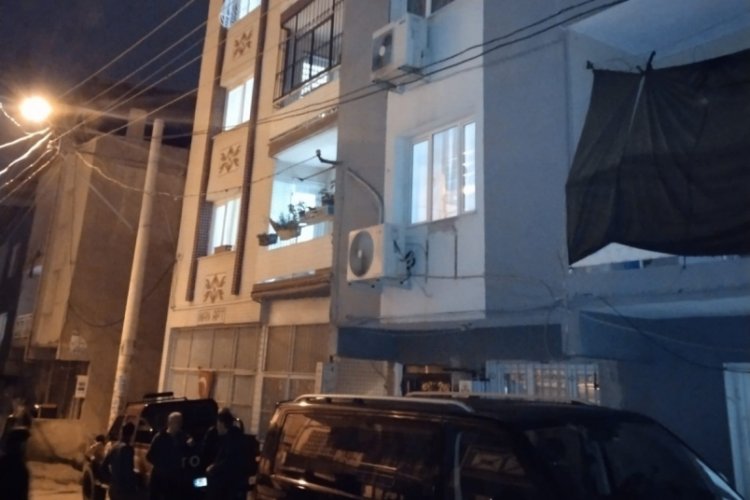 İzmir'de annesine bağırdı diye babasını &ouml;ld&uuml;rm&uuml;ş