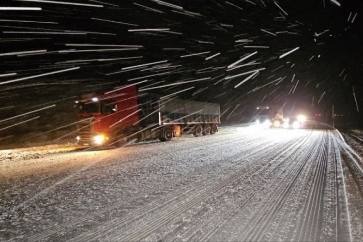Tokat'ta yoğun kar yağışı s&uuml;r&uuml;c&uuml;leri zorladı