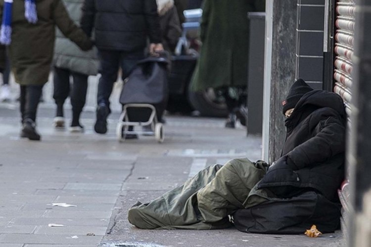 İstanbul Valisi G&uuml;l'den &ccedil;ağrı: L&uuml;tfen sokaklarda g&ouml;rd&uuml;ğ&uuml;n&uuml;z evsizleri 112'ye bildiriniz