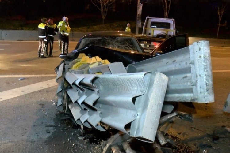 İstanbul'da otomobil bariyerlere &ccedil;arptı: 3 yaralı