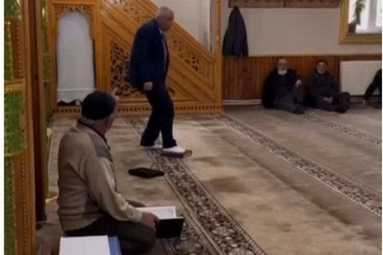 Kur'an-ı Kerim'i 3 kez &ouml;pt&uuml; sonra ayağı ile bastı!