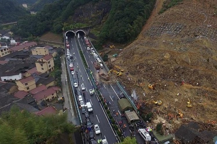 &Ccedil;in'de meydana gelen heyelanda 47 kişi mahsur kaldı