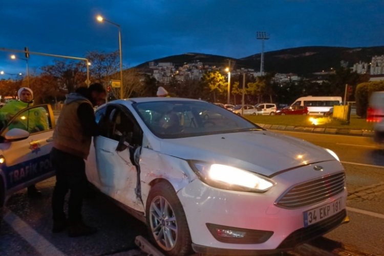 Bursa'da 2 otomobil &ccedil;arpıştı: 1 yaralı