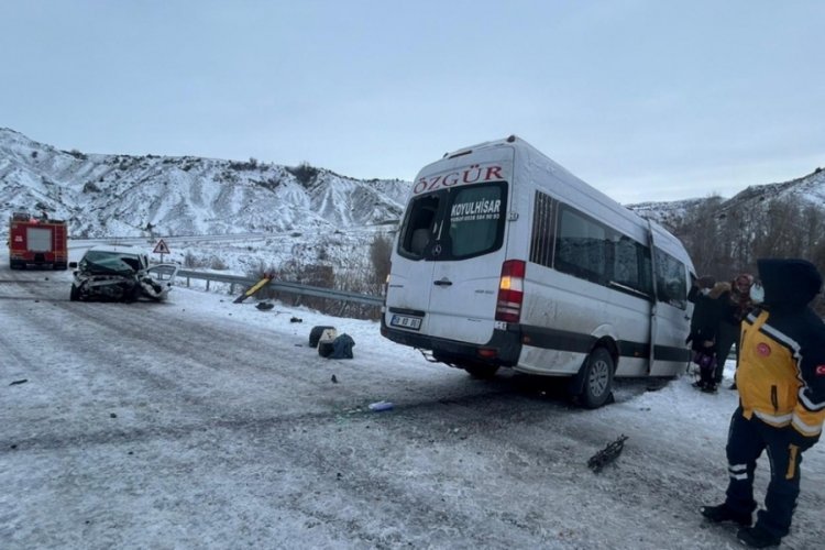 Sivas'ta minib&uuml;s ile otomobil &ccedil;arpıştı: &Ccedil;ok sayıda yaralı var