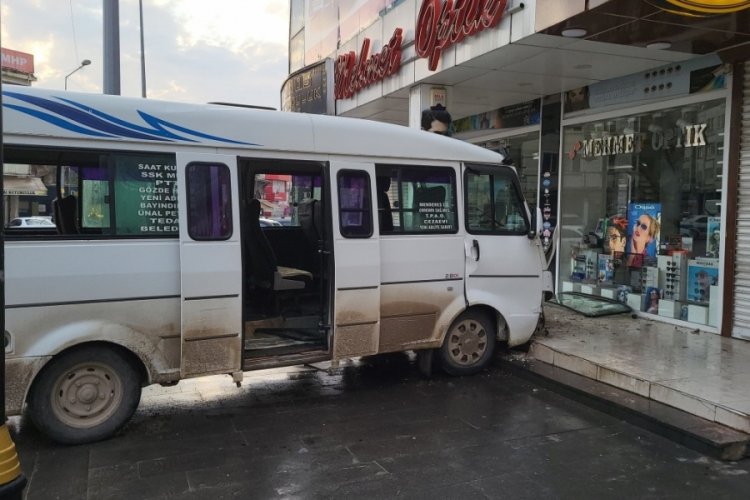 Adıyaman'da minib&uuml;s ile kamyonet &ccedil;arpıştı: 3 yaralı