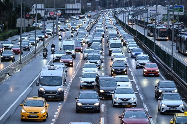 İstanbul'da haftanın ilk mesai g&uuml;n&uuml;nde trafikte yoğunluk!