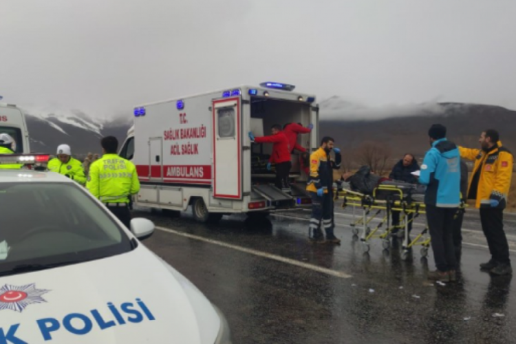 Van'da yolcu midib&uuml;s&uuml; şarampole devrildi! 20 yaralı