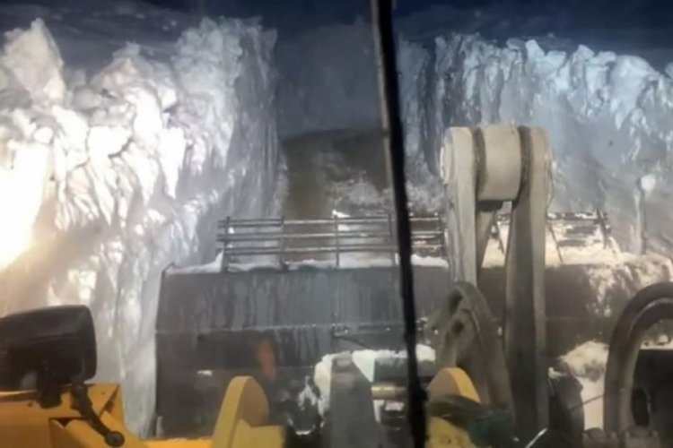 Y&uuml;ksekova'da 7 metreyi aşan kar t&uuml;nelleri