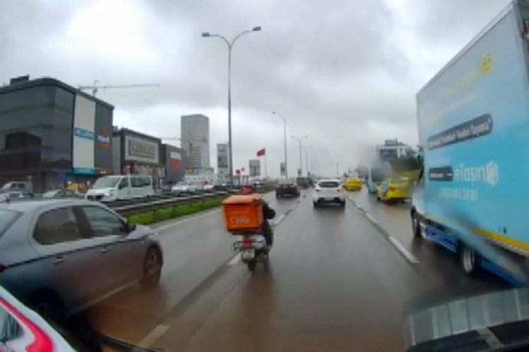 İstanbul'da motokurye otomobilin altında kalmaktan kıl payı kurtuldu!
