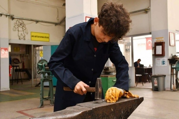 Fabrika gibi &ccedil;alışıyorlar! Karab&uuml;k'teki meslek liseleri 1,2 milyon liralık ciro yaptı