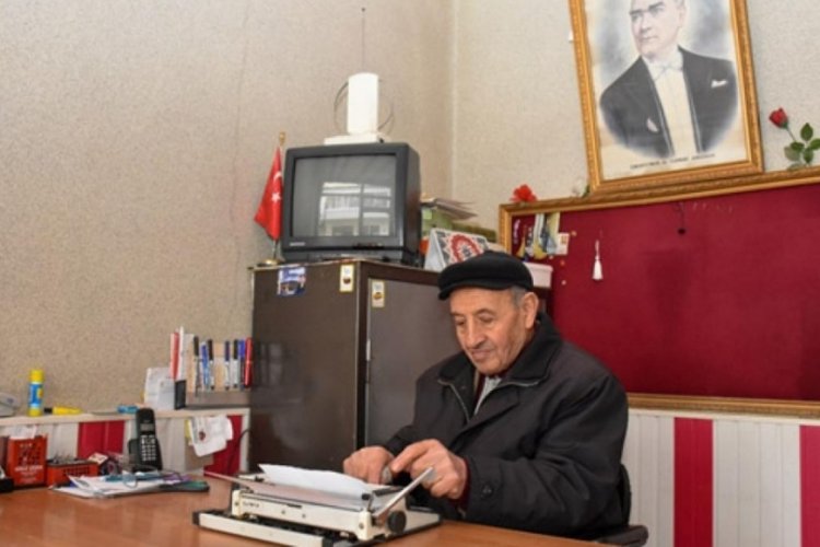G&uuml;m&uuml;şhane'de yaşayan  yaşlı adam 59 yıldır arzuhalciliği s&uuml;rd&uuml;r&uuml;yor