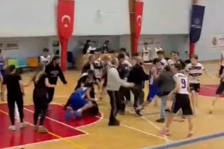 Bursa'da basketbol sahası boks ringine d&ouml;nd&uuml;