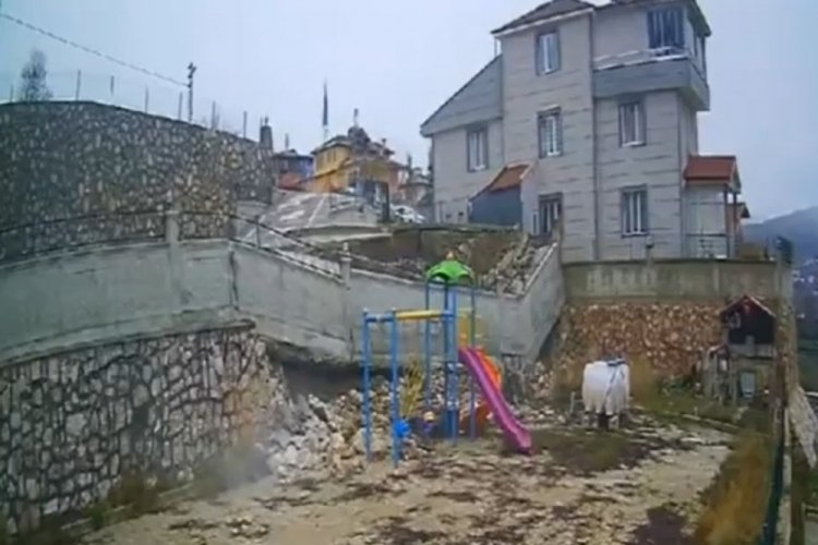 Tokat'ta &ccedil;ocuk parkının istinat duvarı &ccedil;&ouml;kt&uuml;!