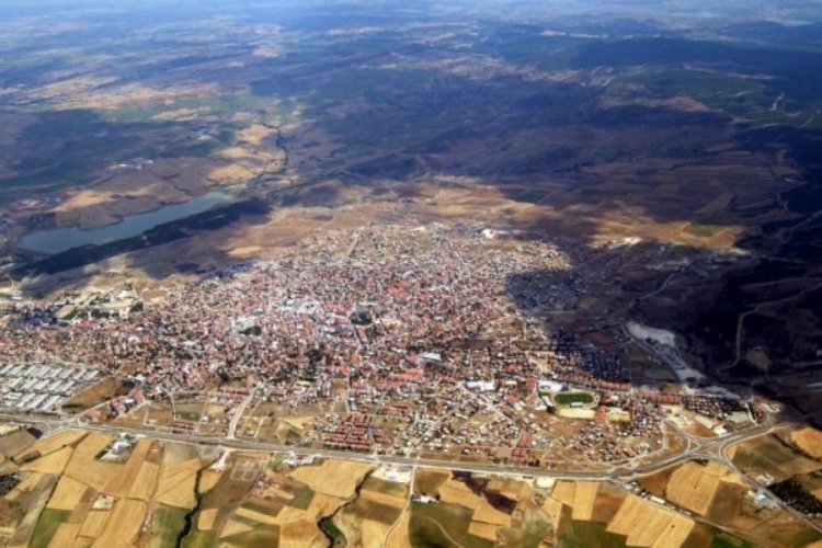 Edirne'de bariyerlere &ccedil;arpan otomobildeki 4 kişi yaralandı