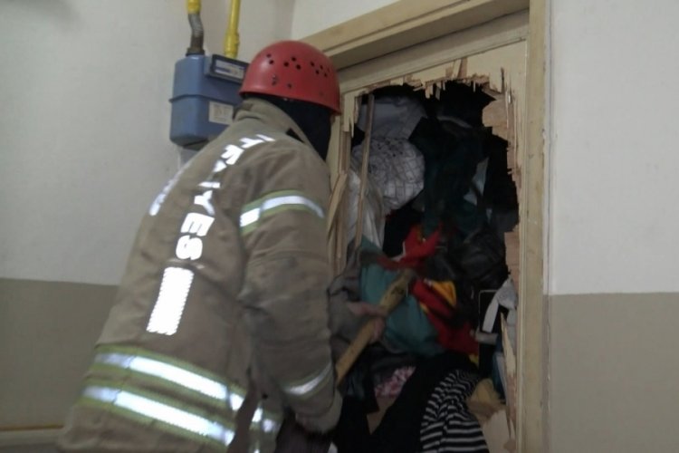 Haber alınamayan emekli &ouml;ğretmenin dairesine girildi: &Ccedil;&ouml;p ev ile karşılaşıldı