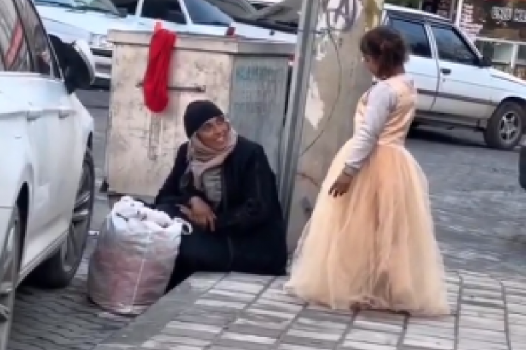 K&uuml;&ccedil;&uuml;k kız &ccedil;ocuğunun &ccedil;&ouml;pte bulduğu elbiseyle oynadığı anlar herkesi duygulandırdı