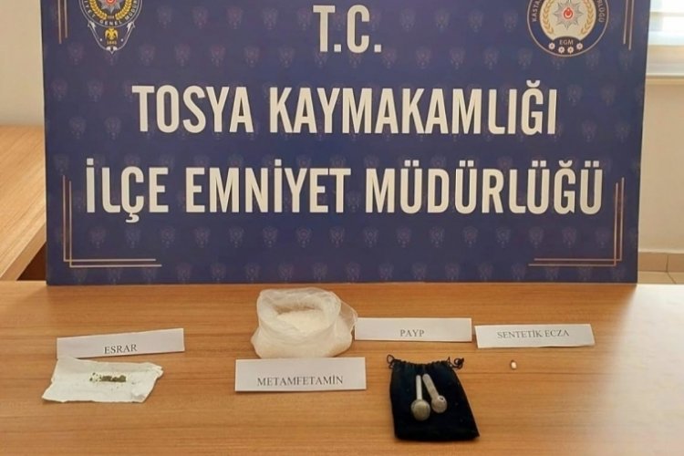Kastamonu'da durdurulan ara&ccedil;ta uyuşturucu ele ge&ccedil;irildi! 2 tutuklama