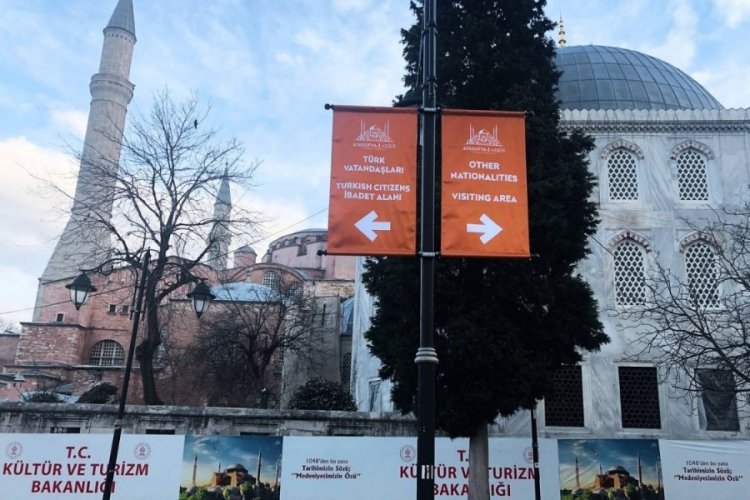 Ayasofya'da yeni d&uuml;zenleme: Girişler ayrıldı, T&uuml;rk vatandaşları o kısma giremiyor!