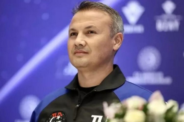 Alper Gezeravcı'nın Anıtkabir'de Atat&uuml;rk'e bıraktığı not paylaşıldı