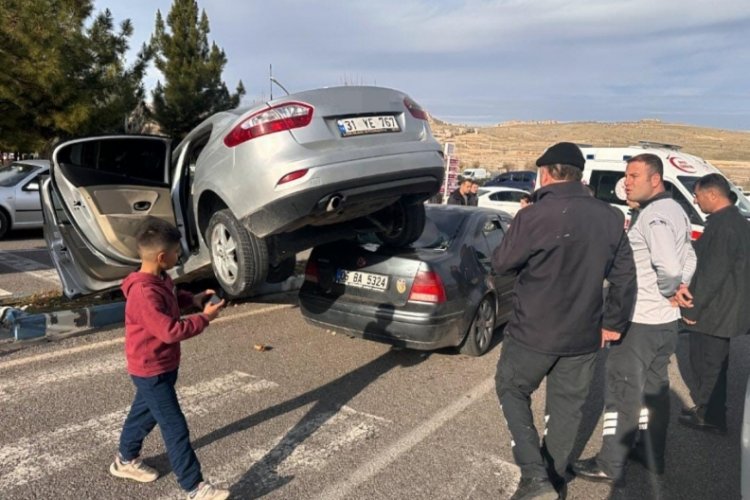 Mardin'de kazaya karışan otomobil &ccedil;arptığı otomobilin &uuml;st&uuml;ne &ccedil;ıktı