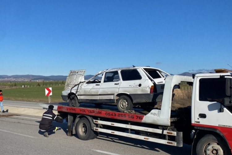 Uşak'ta takla atan ara&ccedil;ta 1'i ağır 3 kişi yaralandı