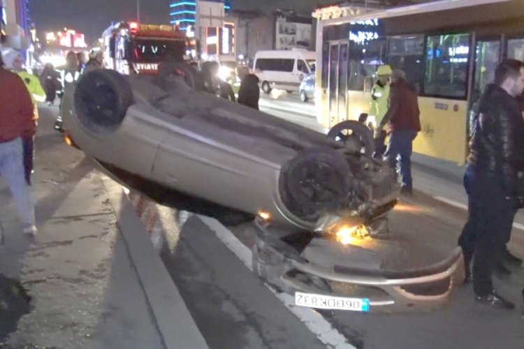 İstanbul'da aydınlatma direğine &ccedil;arpan otomobil takla attı