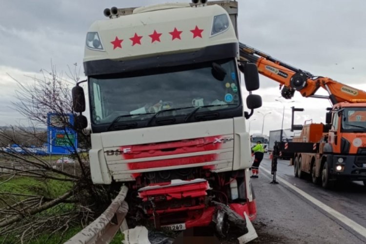 İstanbul'da lastiği patlayan tır emniyet şeridindeki otomobile &ccedil;arptı